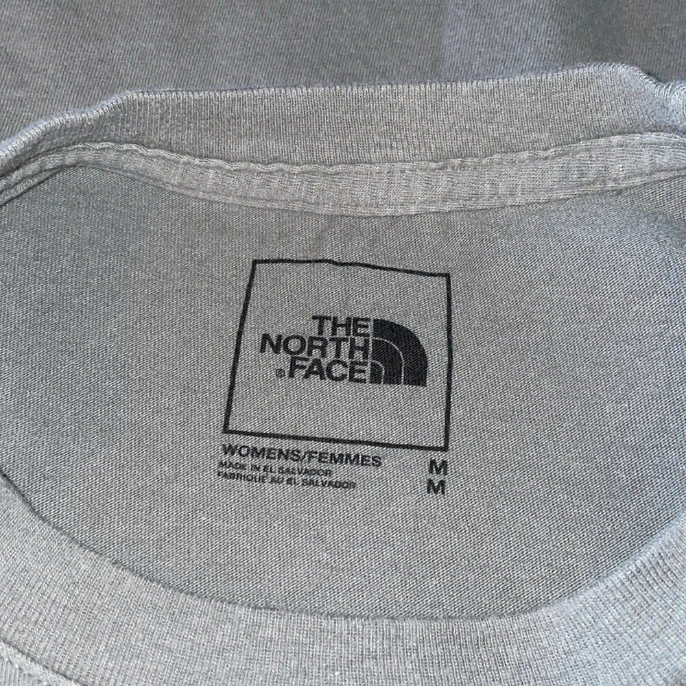The North Face Gray Women's crop-top. Size Medium. - Picture 4 of 4